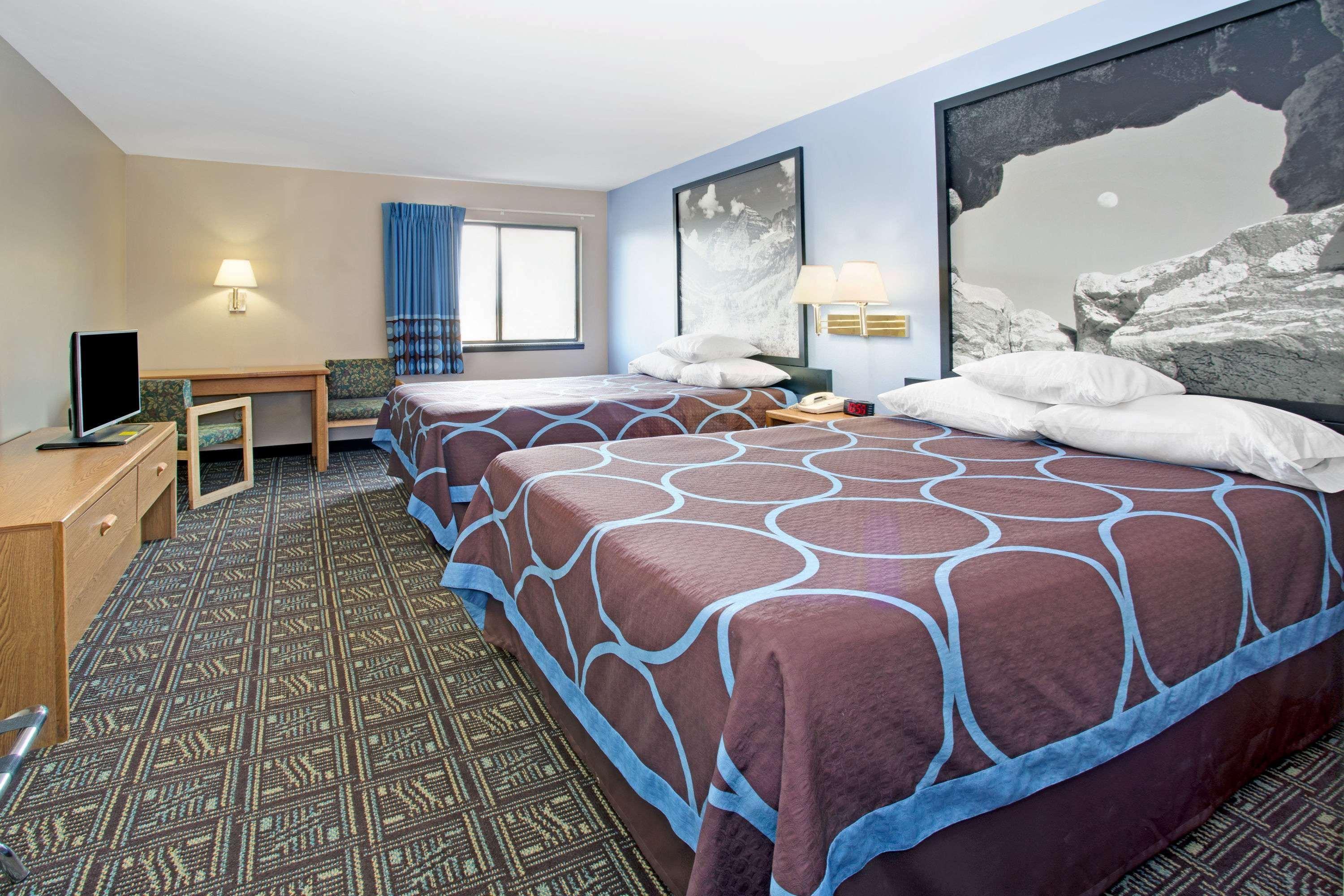 Super 8 By Wyndham Fort Collins Dış mekan fotoğraf