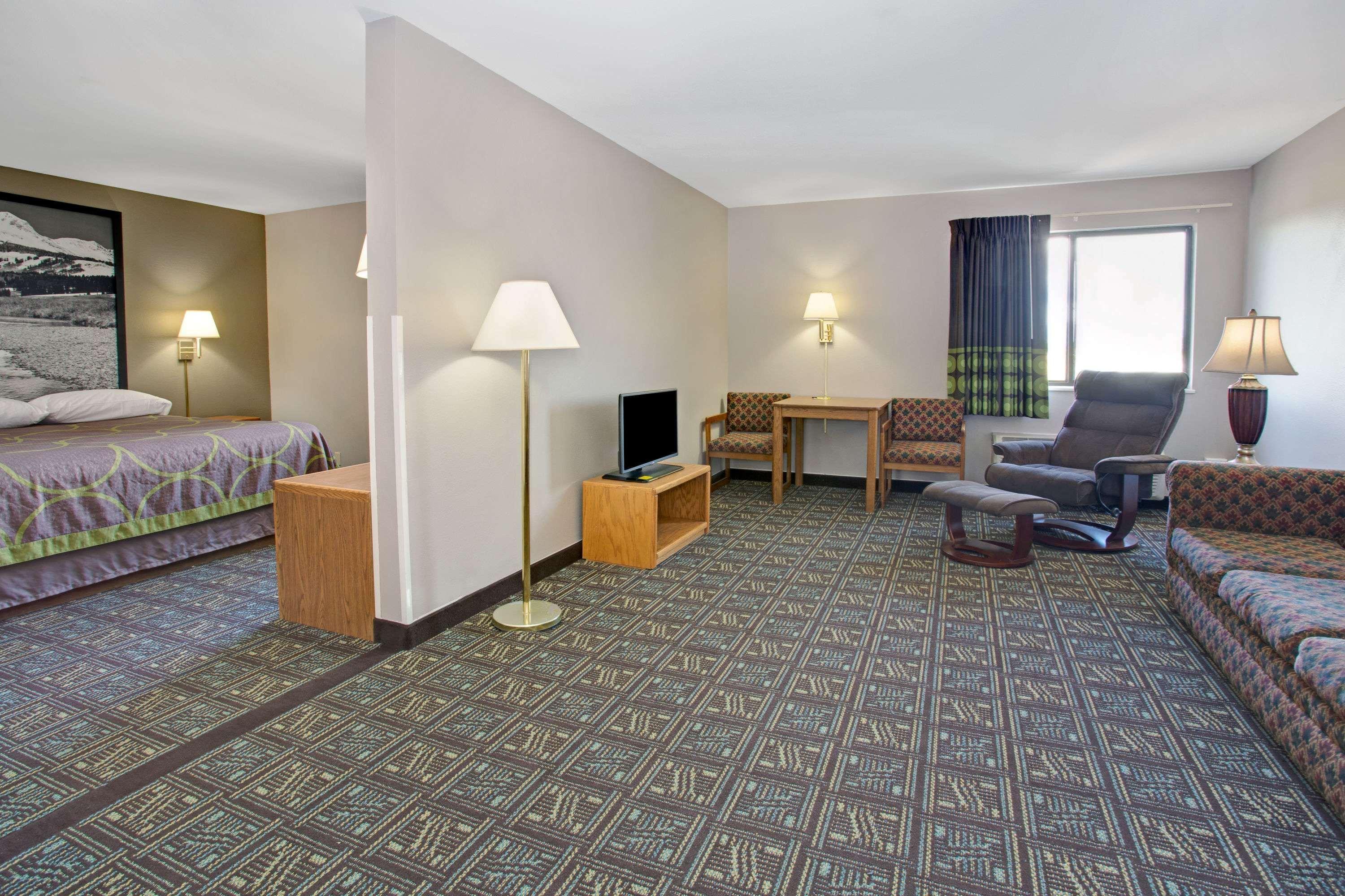 Super 8 By Wyndham Fort Collins Dış mekan fotoğraf