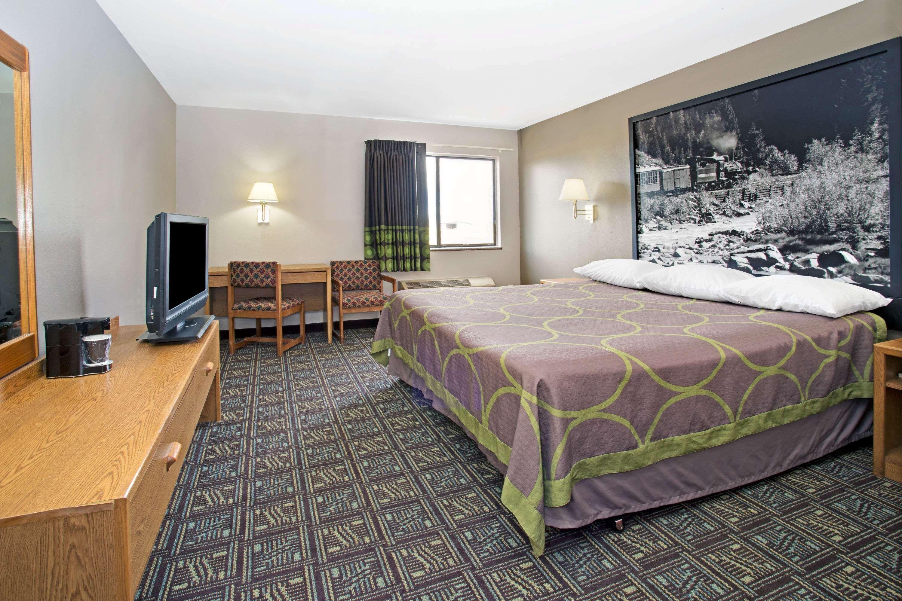 Super 8 By Wyndham Fort Collins Dış mekan fotoğraf