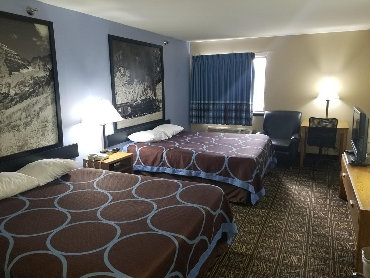 Super 8 By Wyndham Fort Collins Dış mekan fotoğraf